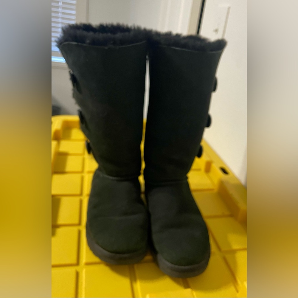 UGG WOMEN'S BAILEY BUTTON TRIPLET - size 9